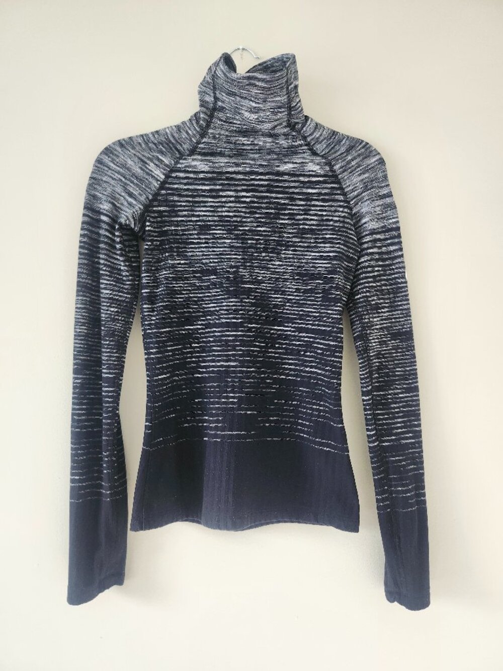 Women's Nike Pro Hyperwarm Turtleneck Top / Size: XS